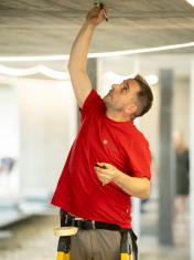 Elektroinstallateur bei der Arbeit Ausmessung