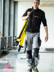 Elektroinstallateur beim Arbeiten