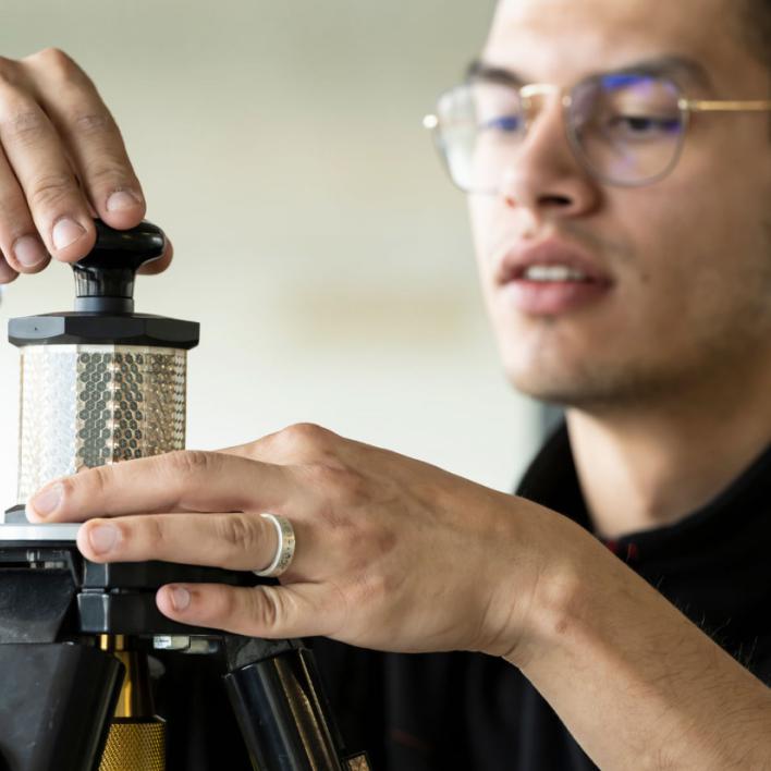 Vermessung Elektroinstallateur mit Stativ